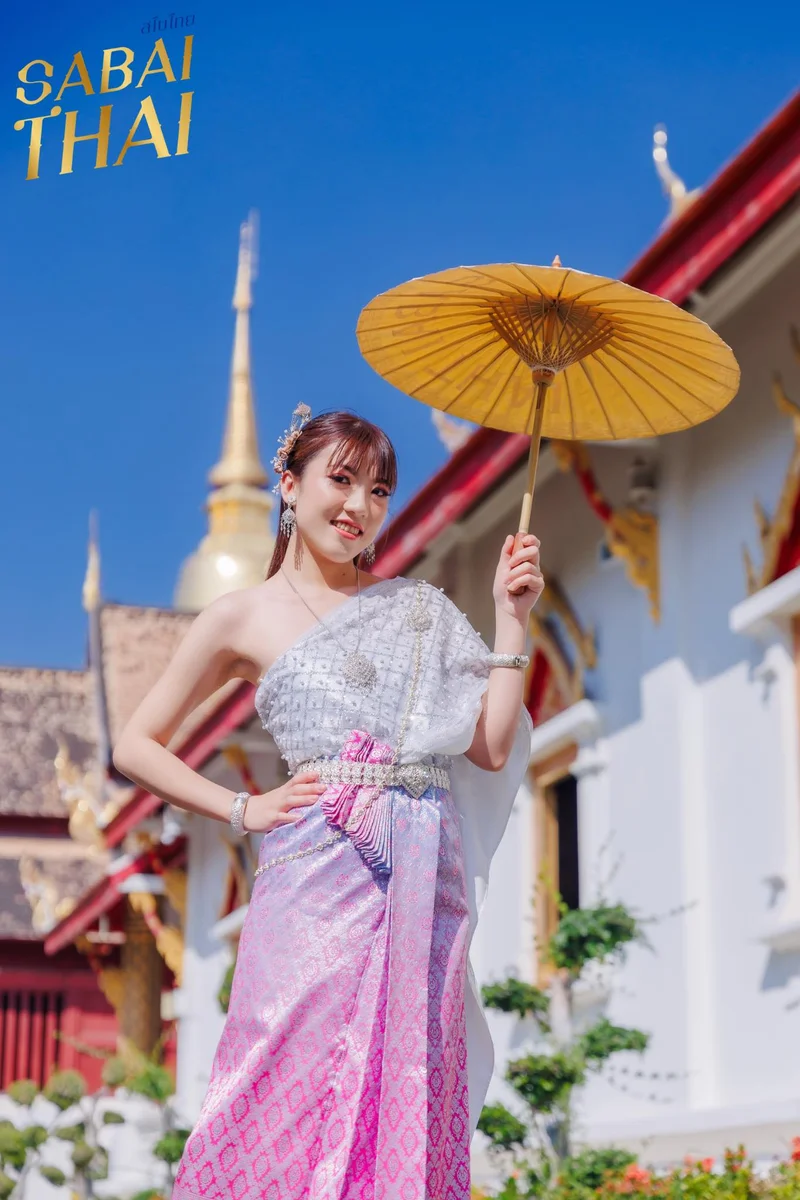 Woman in purple Thai Sabai dress with umbrella at Chiang Mai temple — Sabai Thai Dressing