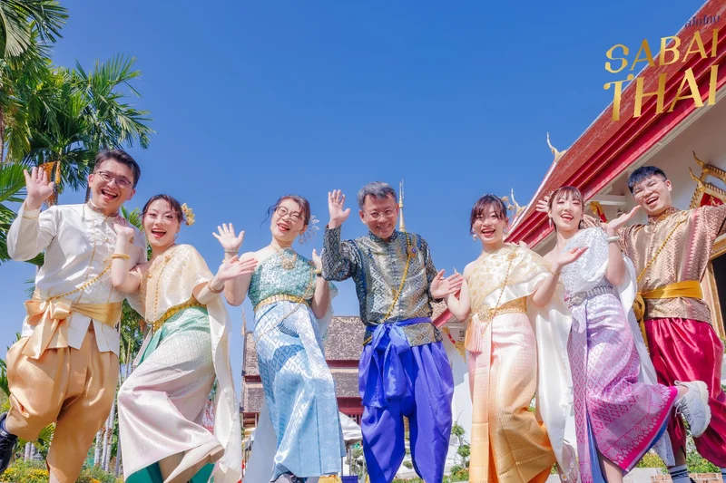Group of friends in colorful Thai costumes at temple — Sabai Thai Dressing