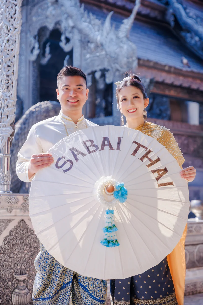 Romantic Thai costume photoshoot at temple
