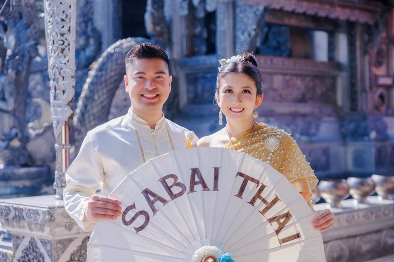 Man in white Thai costume at temple — Sabai Thai Dressing