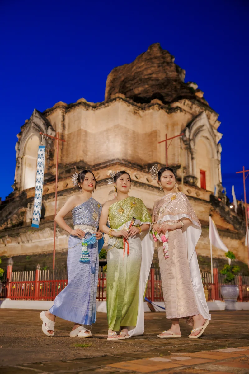 Woman in evening Thai dress at temple — Sabai Thai Dressing