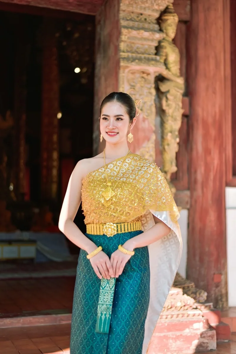 Bride in Thai Chakri-style formal dress — Sabai Thai Dressing