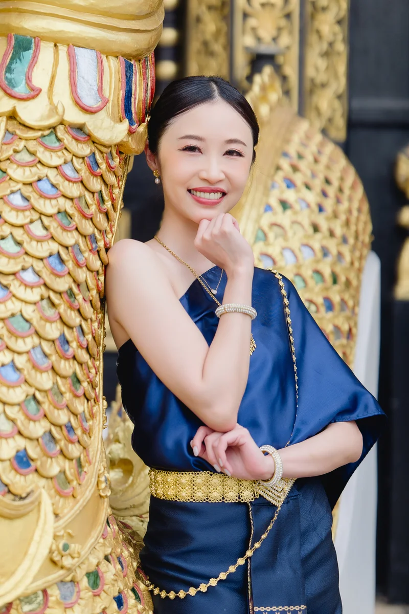 Woman in Thai Sabai dress photoshoot — Sabai Thai Dressing