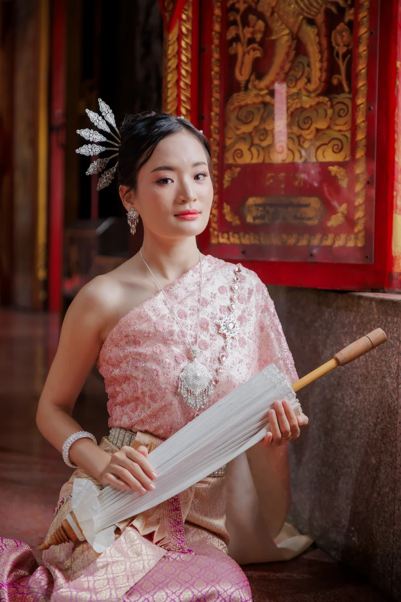 International visitors in Thai dress at night market — Sabai Thai Dressing