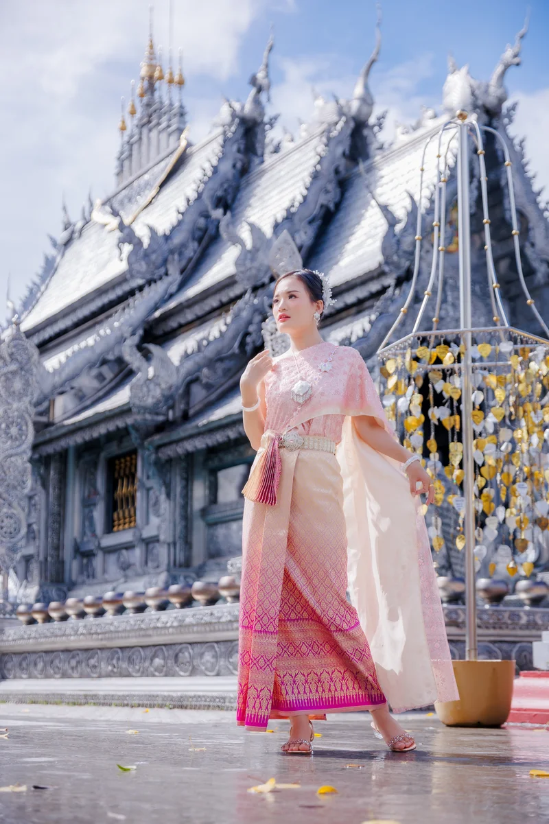 Customer with traditional umbrella at Chiang Mai temple — Sabai Thai Dressing