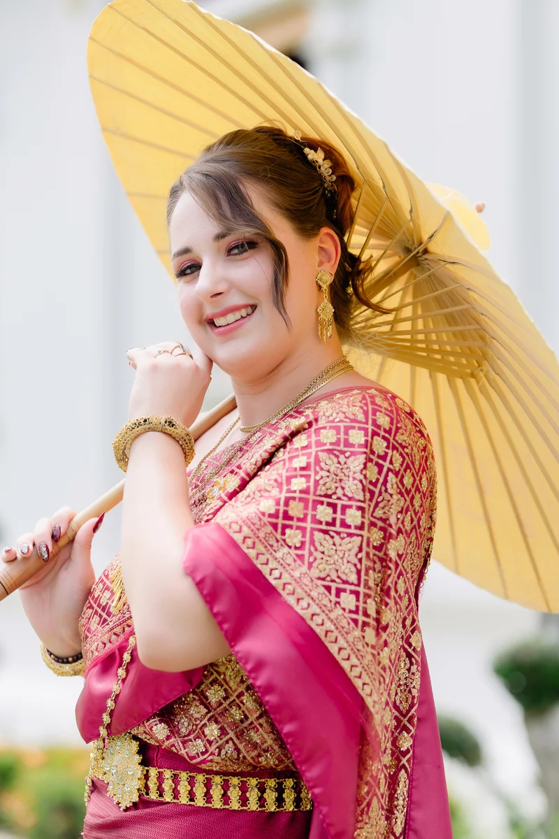 Temple photoshoot in Thai traditional dress — Sabai Thai Dressing