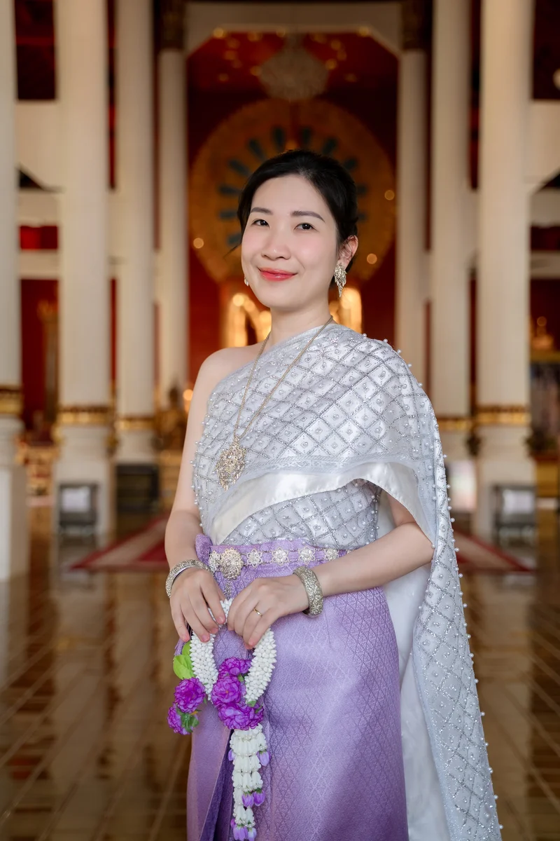 Woman in Thai Sabai dress at temple scene — Sabai Thai Dressing