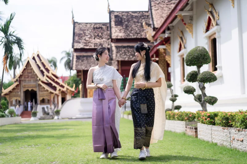 Temple photoshoot in Thai traditional dress — Sabai Thai Dressing