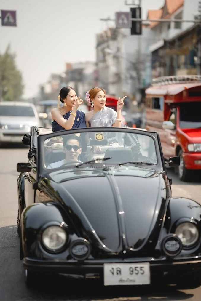 Thai dress photoshoot with vintage car in city — romantic photoshoot