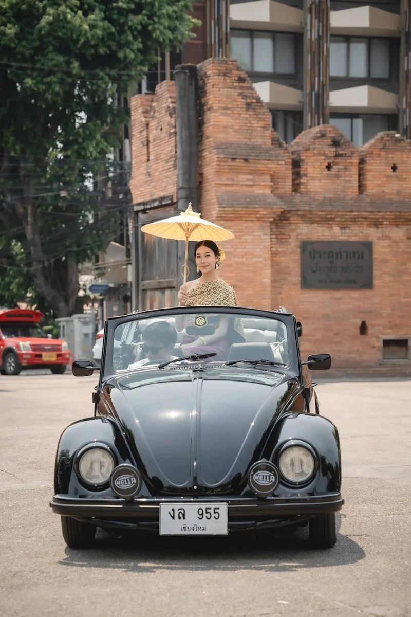 Group of friends with vehicle — Sabai Thai Dressing
